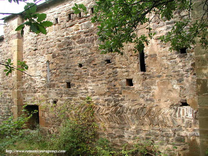 MURO SUR HACIA LA CABECERA. PORTADA CEGADA Y OPUS SPICATUM